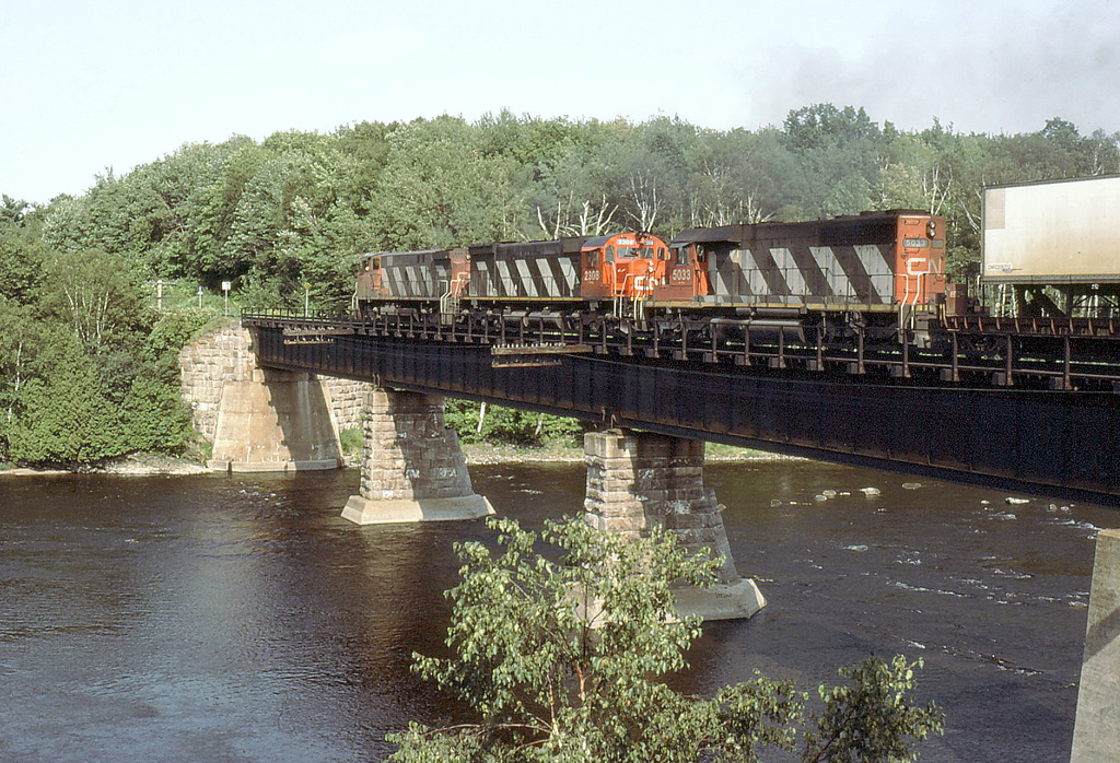 CN 206 with M-420 2522 leading.