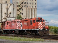 Veteran workhorses CP 1694 & 1571 (both EMD GP9u) haul past the derelict Saskatchewan Pool 8 towards Westfort.