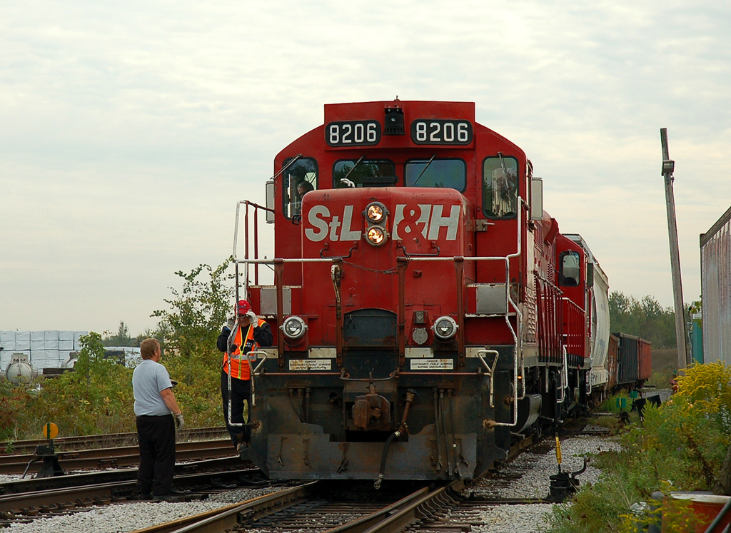 STLH 8206 - CP 8201 arrive at the junction to interchange some cars with OSR