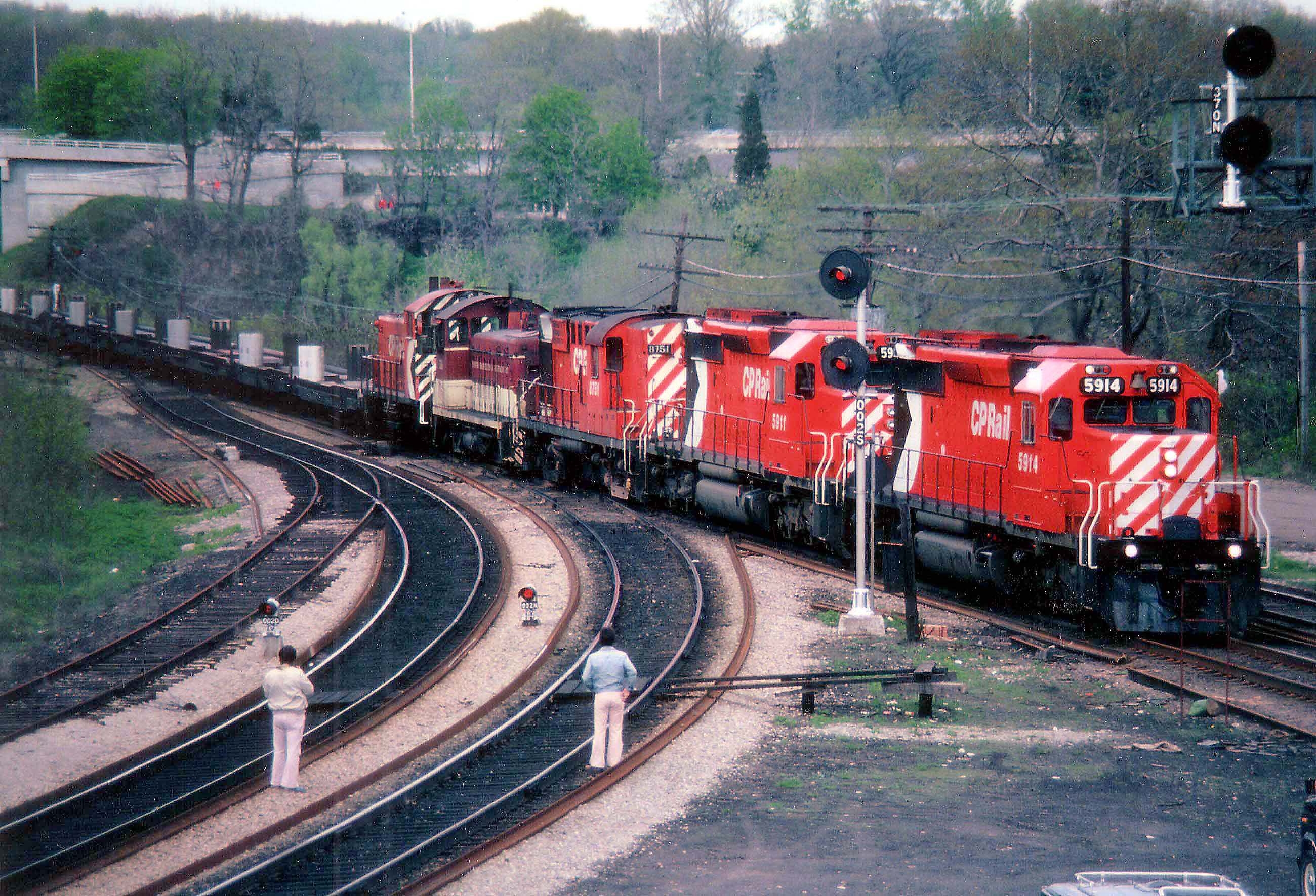 Railpictures.ca - A.W.Mooney Photo: CP 5914 And 5911 Are But 5 Months ...