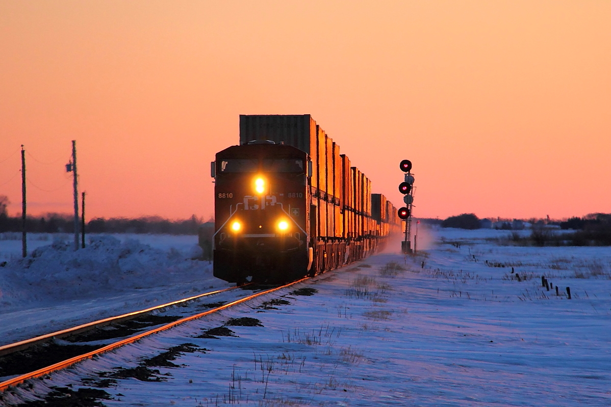 Eastbound intermodal blasts by the signal at Poplar Point East.