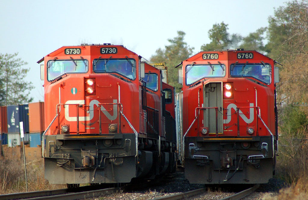 How many times will you see something like this ?
CN 148 (CN 5730 - CN 5798 - CN 5646) and CN 392 (CN 5760 - IC 6128) sit side by side at Hardy Road. IC 6128 has run out of fuel along along the way so 148 will cut it's power off and give 392 CN 5646 for extra power.