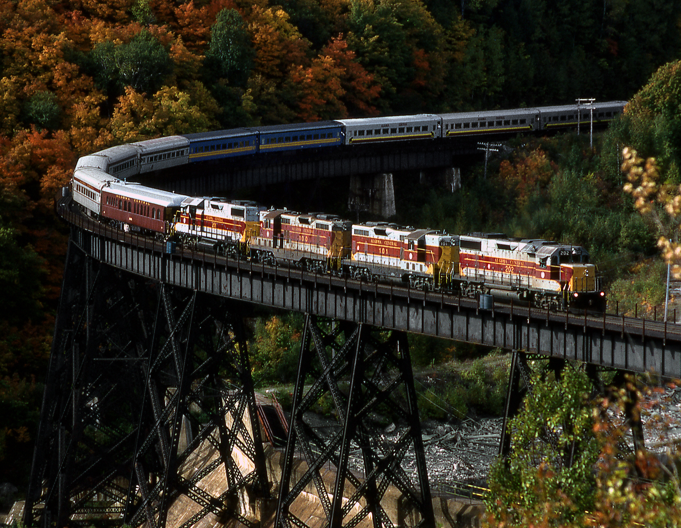 Railpictures.ca - Bill Hooper Photo: Southbound Agawa Canyon Tour train