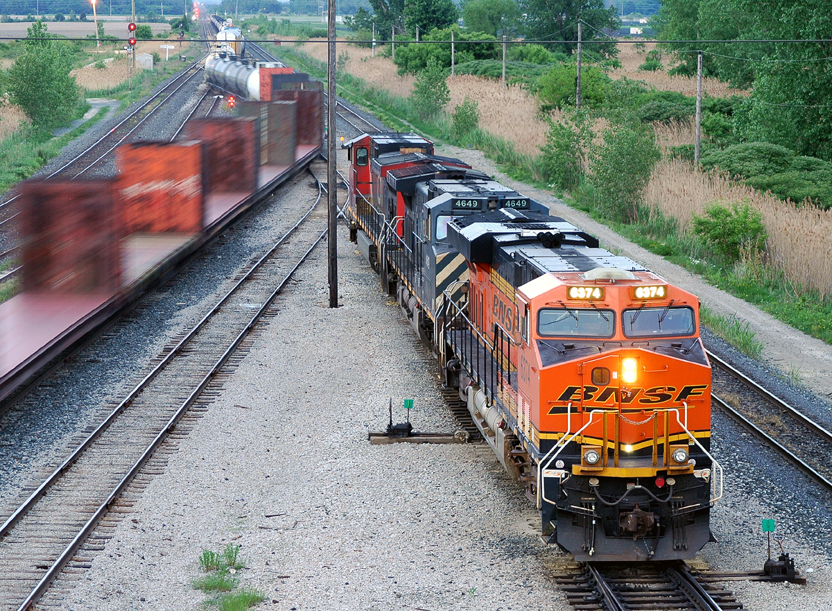 after arriving from the US with 3 BNSF ES44's leading the way, we see U720's new power (IC 2699 - BCOL 4649 - BNSF 6374) pulling out to it's train from the rip track