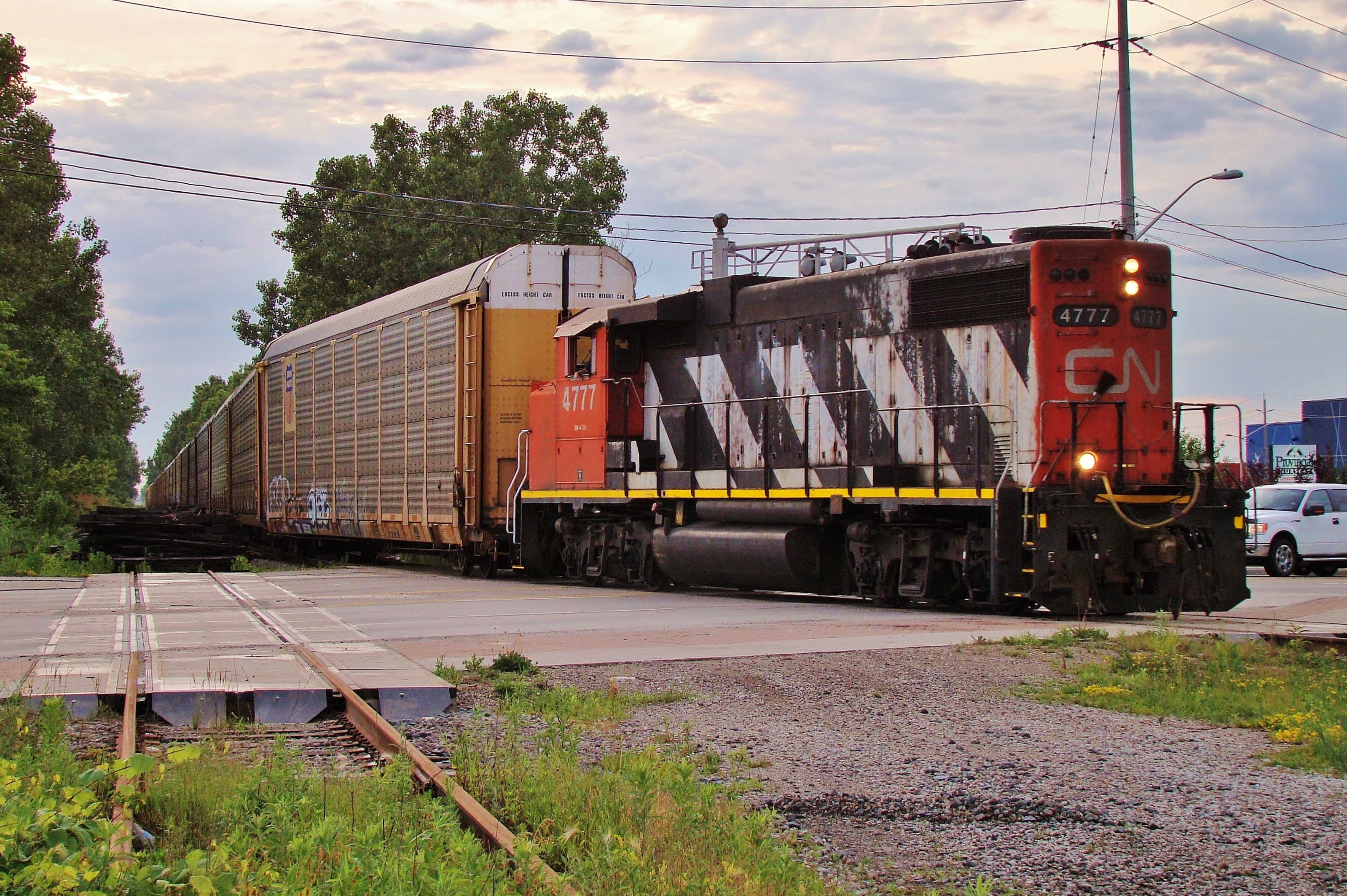 Railpictures Ca Myles Roach Photo Cn Has Empty Racks In Tow As He Heads For A Loading