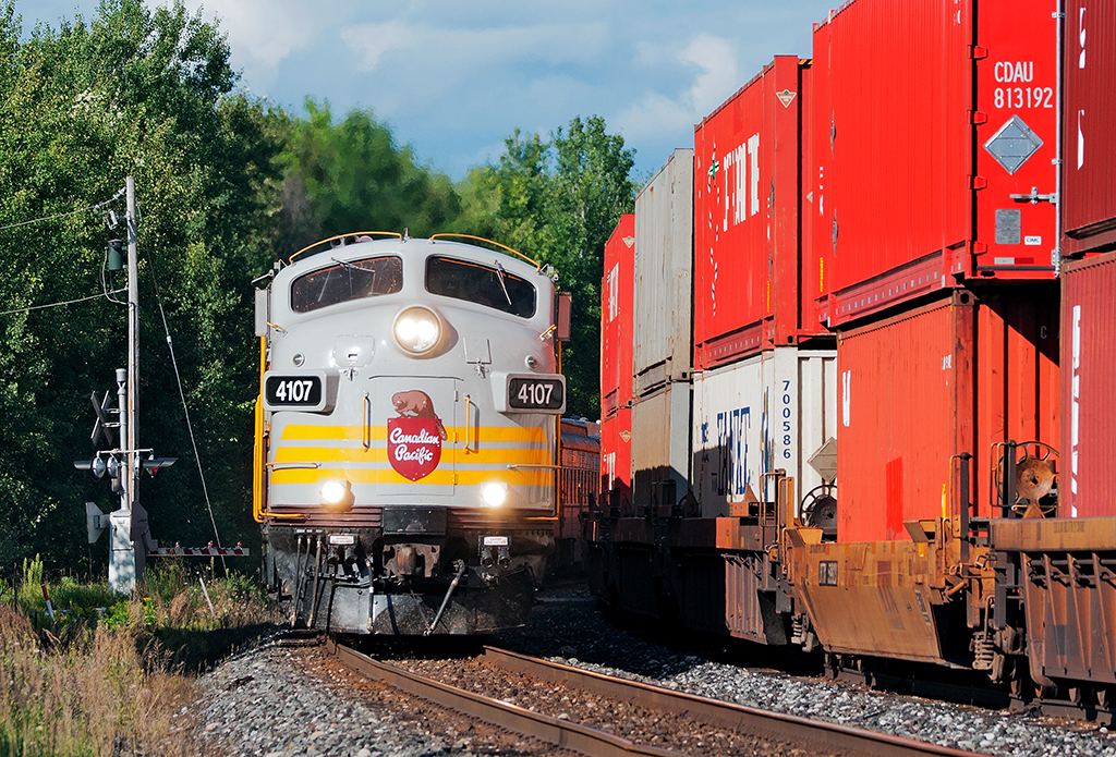 Memo Noted : Do Not Delay. Flying through Medonte, CP 4107 South has her train well in hand as they meet CP 119 who's pulling up to the north end of Medonte.