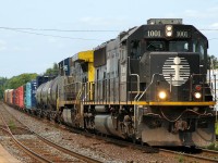 332 rolls past Brantford with IC 1001 - CSXT 458 leading 92 cars