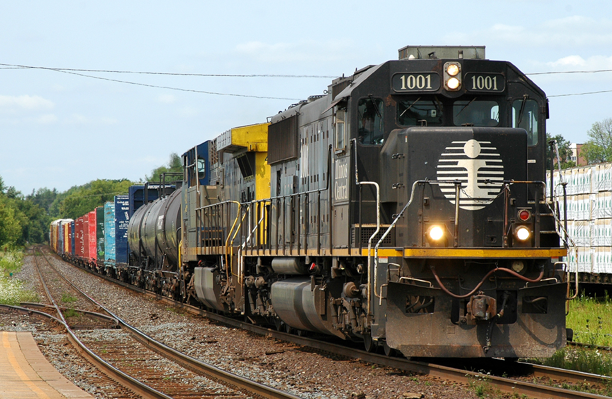 332 rolls past Brantford with IC 1001 - CSXT 458 leading 92 cars