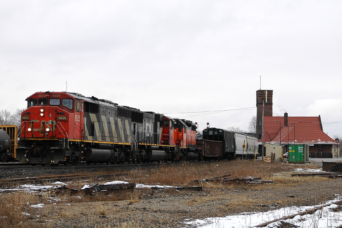 CN 5525 - CN 5627 - BLE 866 (DIT) lead 51 cars through Brantford on M33131 05