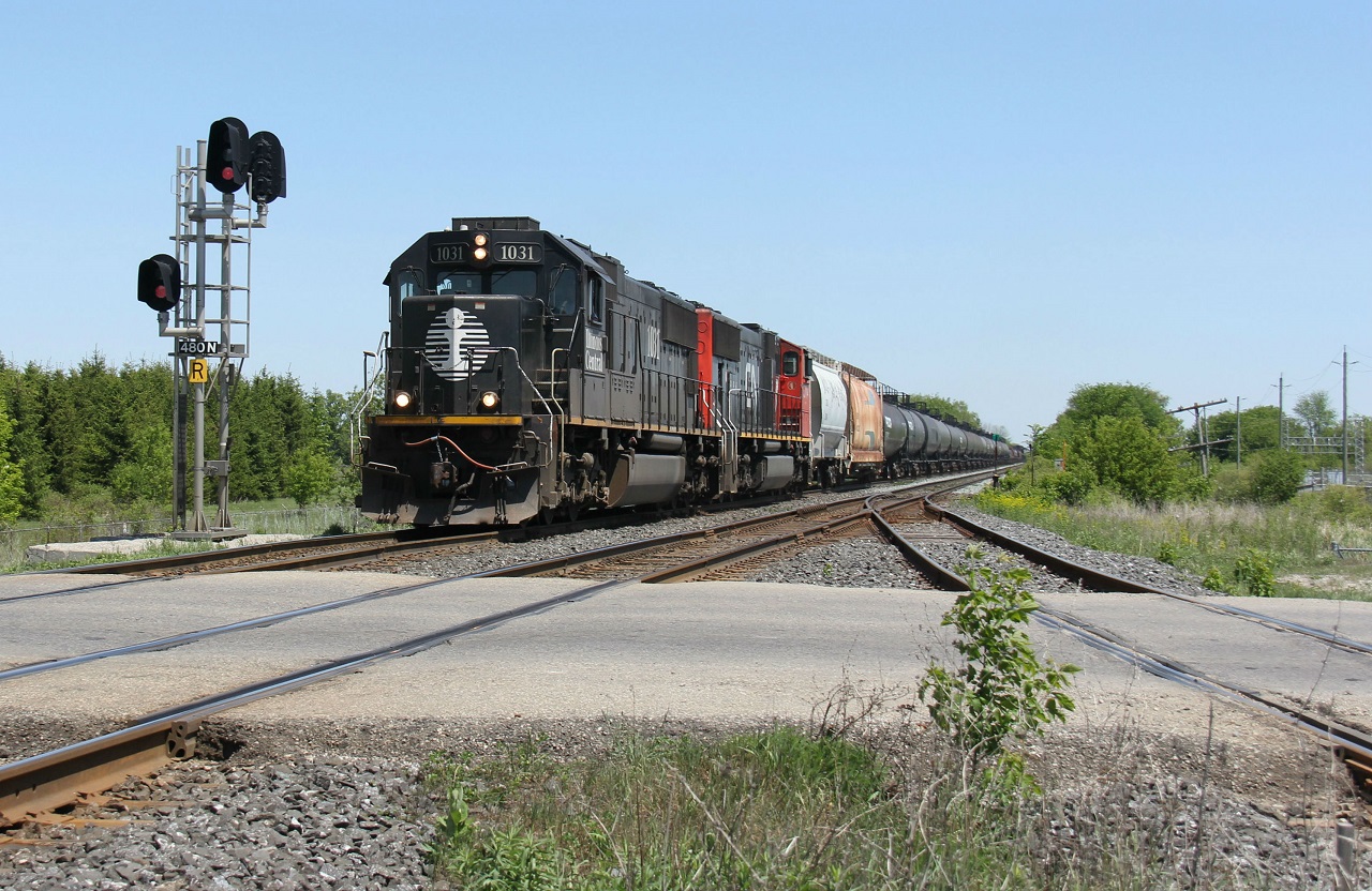 CN 331, with IC 1031 on the point, charges into Woodstock just before 14:00 on a crystal clear day. The train is passing signal 480N at the east end of Woodstock at the level crossing of Beards Lane. Trailing locomotive is CN 5774.