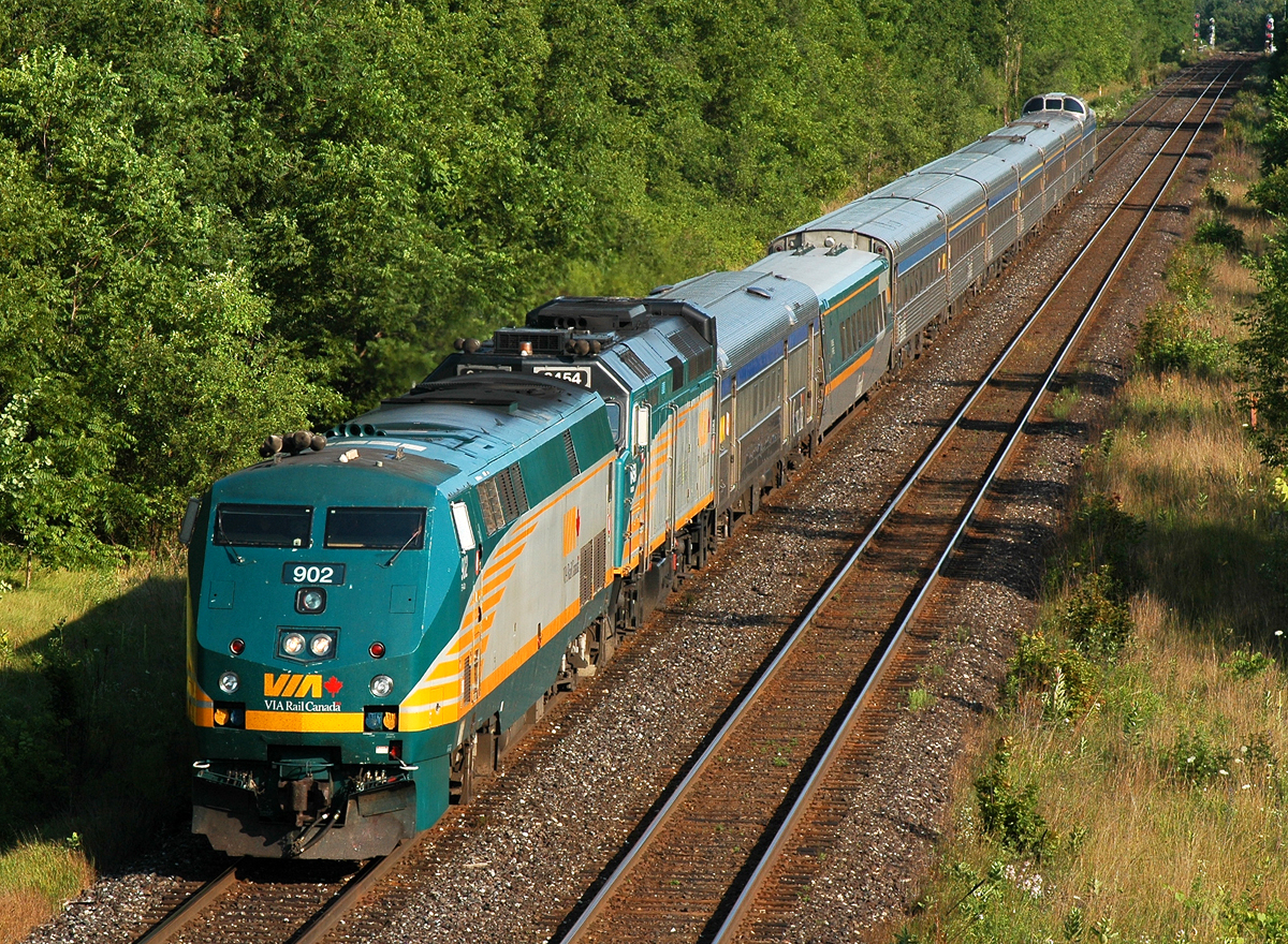 VIA 70 clear of Hardy with VIA 902 - 6454, one baggage car, one LRC club, six stainless coaches and Skyline #8505