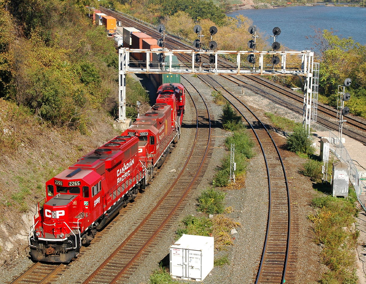 CP 2290 - CP 3032 - CP 2265 shoving hard on the tail end of CP 142