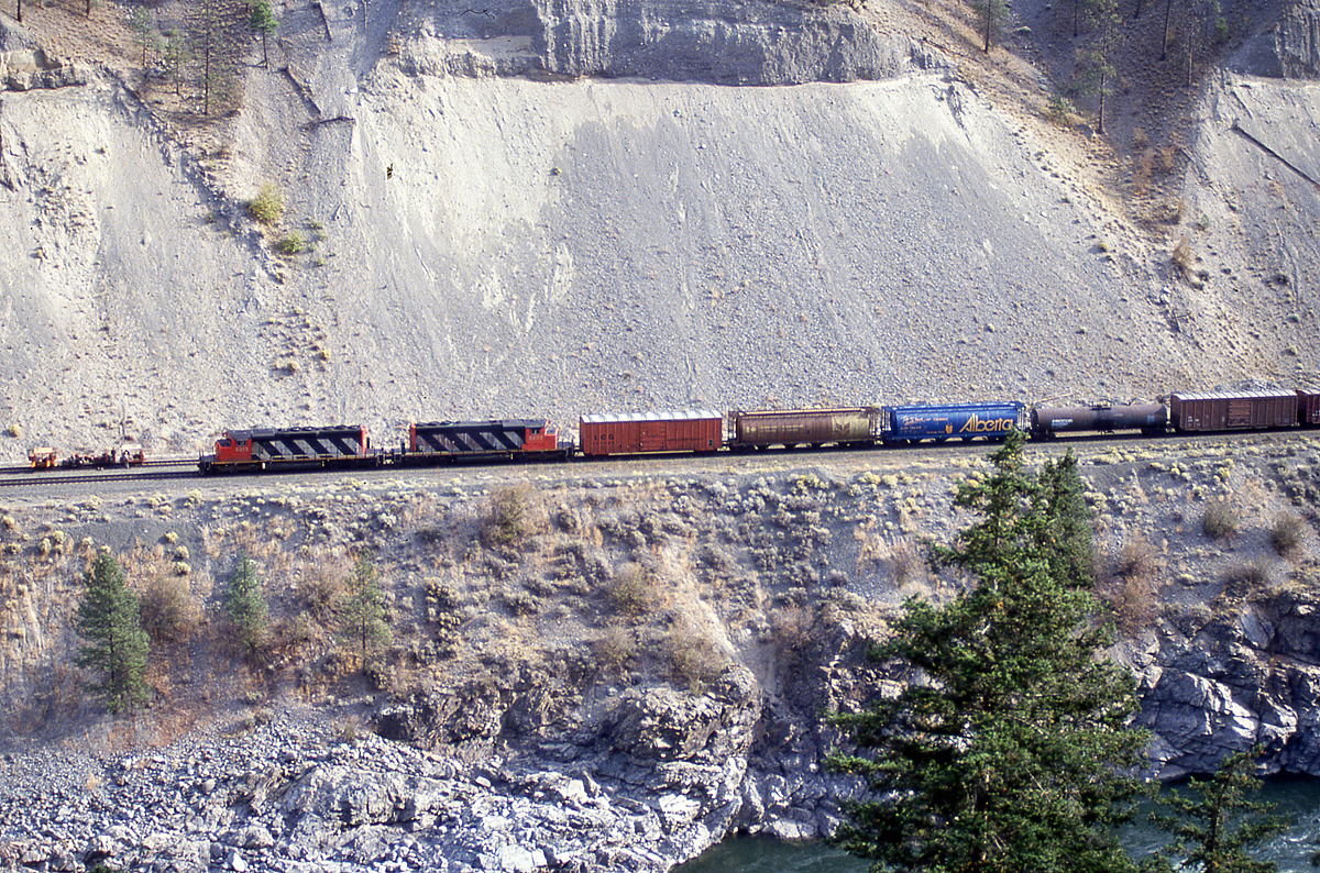 Looking more like a model, 2 SD40-2W's rumble through the White Canyon