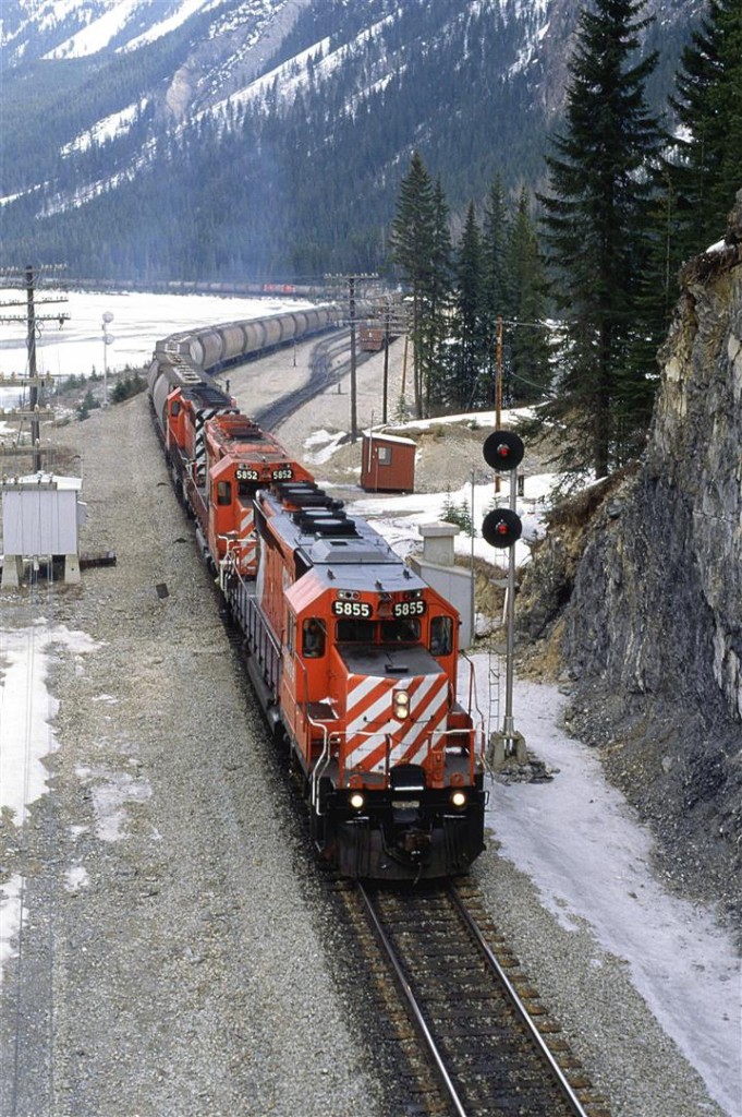 Immediately after the SPENO rail-grinder cleared (seen on siding), this westbound grain train received clearance and left Field yard.