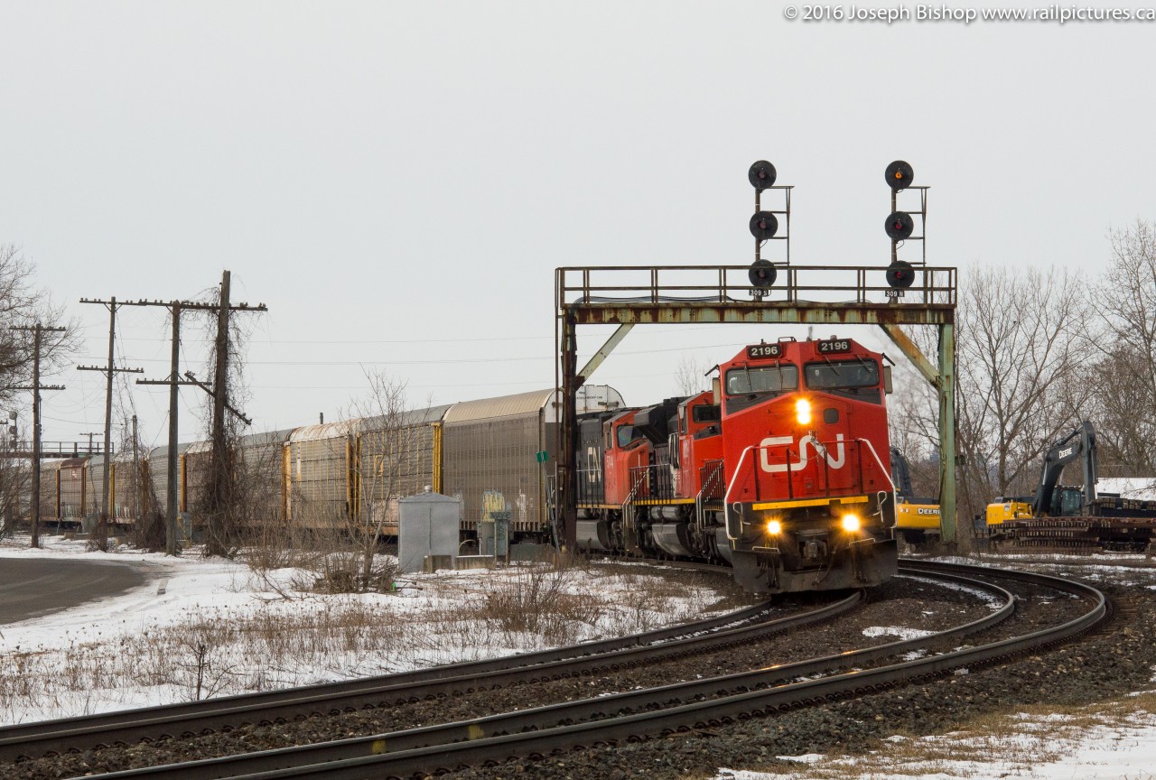 CN 382 leans into a curve as they pass through Paris Junction with CN 2196 leading a trio of EMD locomotives.