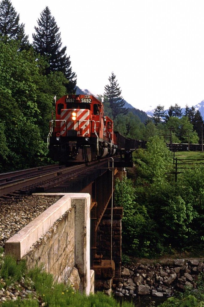 An eastbound empty coal train crosses Emery Creek, between Hope and Yale.