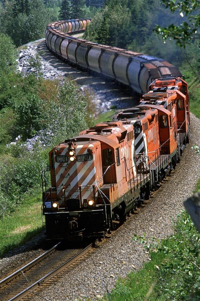 As expected, the "Exshaw Turn" had the same power as it had been using the last few days. I figured that I needed this shot on the S curve east of Brickburn. Once again, it looks like there are lots of grain cars to set out at Kieth yard.