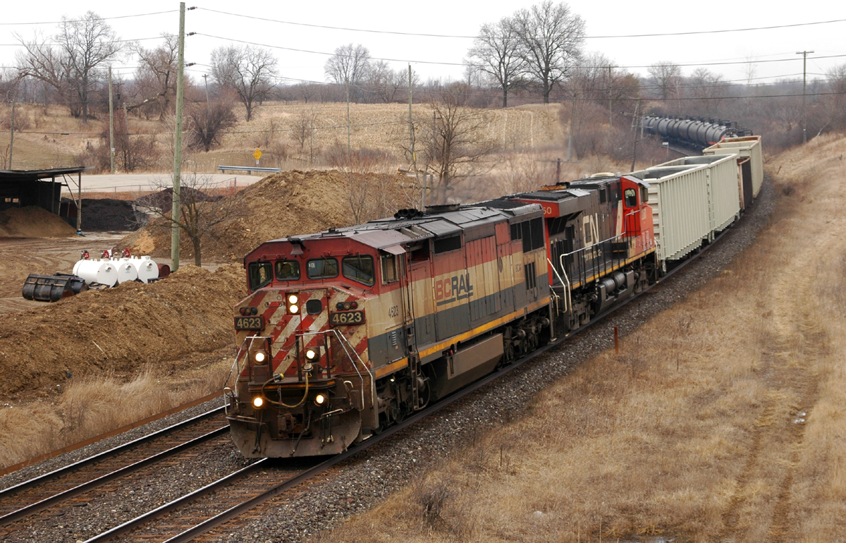 BCOL 4623 and CN 2250 rounding the curve at Garden Ave with 117 cars on 331. Thanks to Rob Smith for the heads up on this one ;)