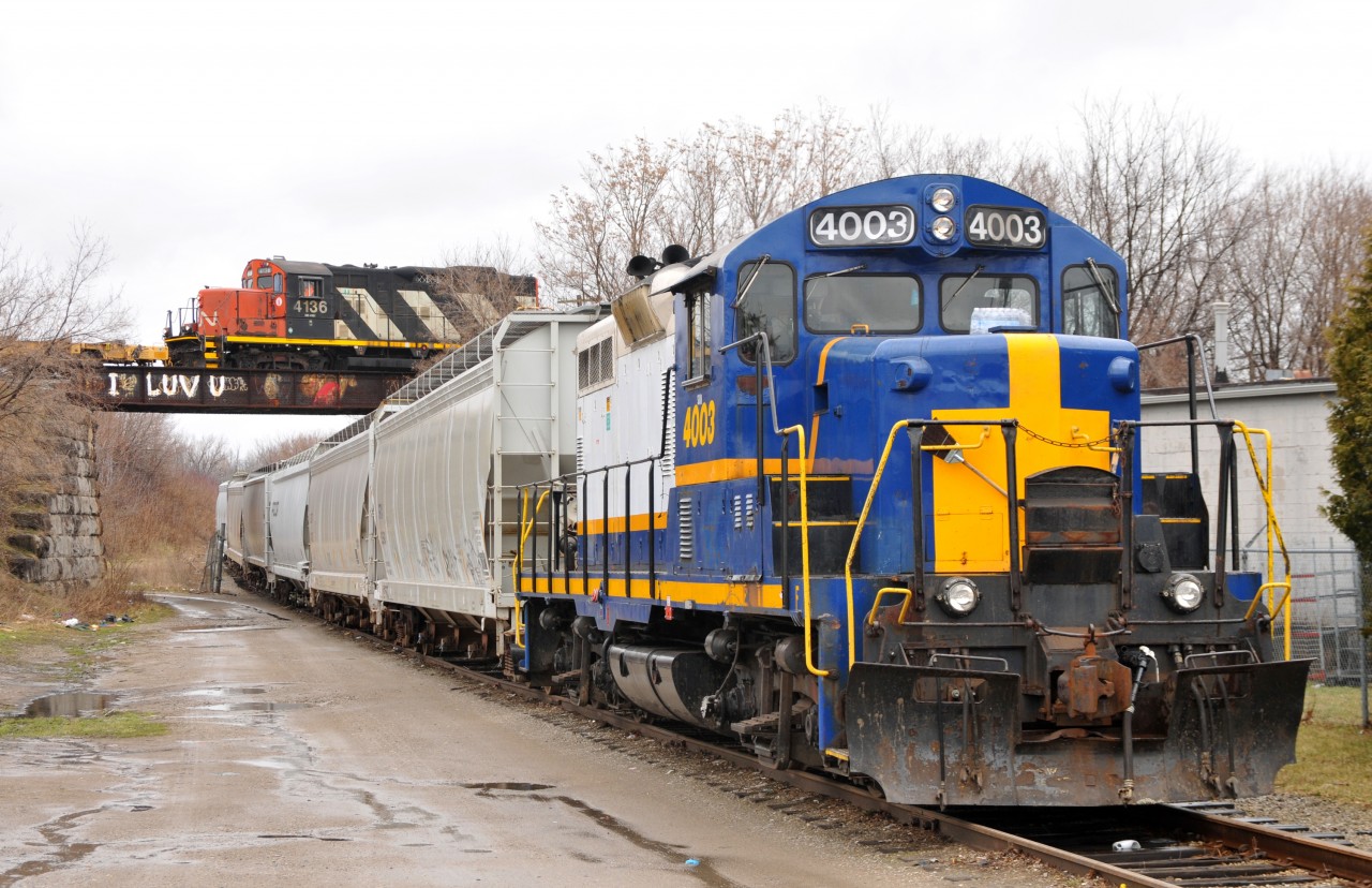 Over/Under!
RLHH 496 paused for lunch at the Brant Food Centre with RLK 4003 on the Burford Spur, as CN 580 returns from Cainsville with CN 4136 on the Hagersville Sub