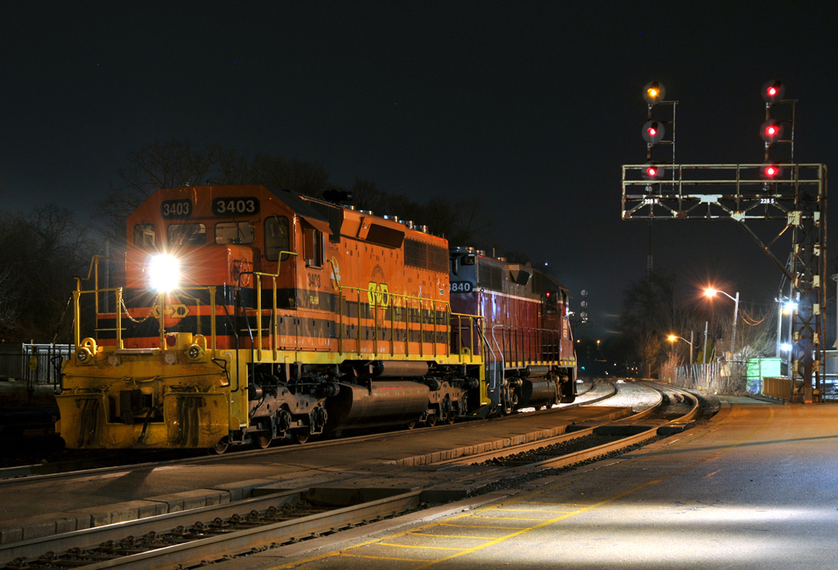 NECR 3840 - RLHH 3403 pause under the signal bridge at Brantford to drop off a couple of crew members