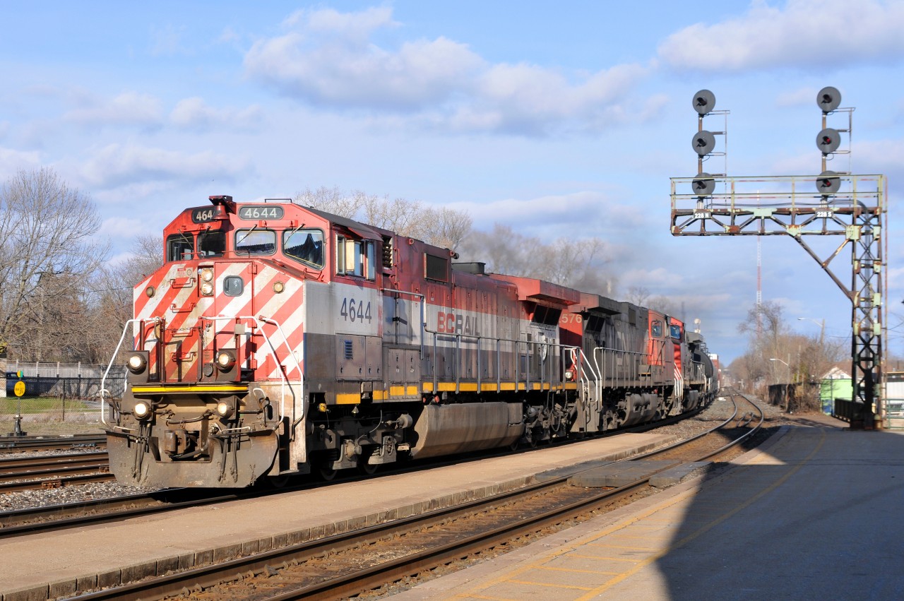 BCOL 4644 - CN 2576 - IC 2704 lead M39931 08 through Brantford with 180 cars