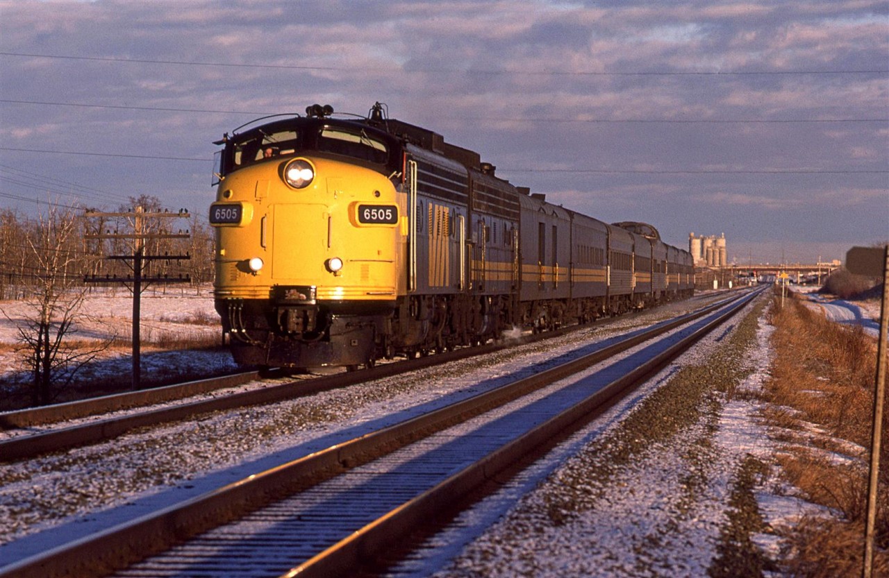 At 1515hrs, the westbound "Super Continental" blasts out of Edmonton. Bissell yard is just beyond the bridge in the background. Inland Cement's towers are also quite prominent.
This is the last photo that I took in the rather prolific railfanning year of 1986.