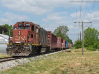 CN 580 blasts by Blossom Ave on their way back to Brantford after switching the Rembos Lumber Yard in Cainsville.