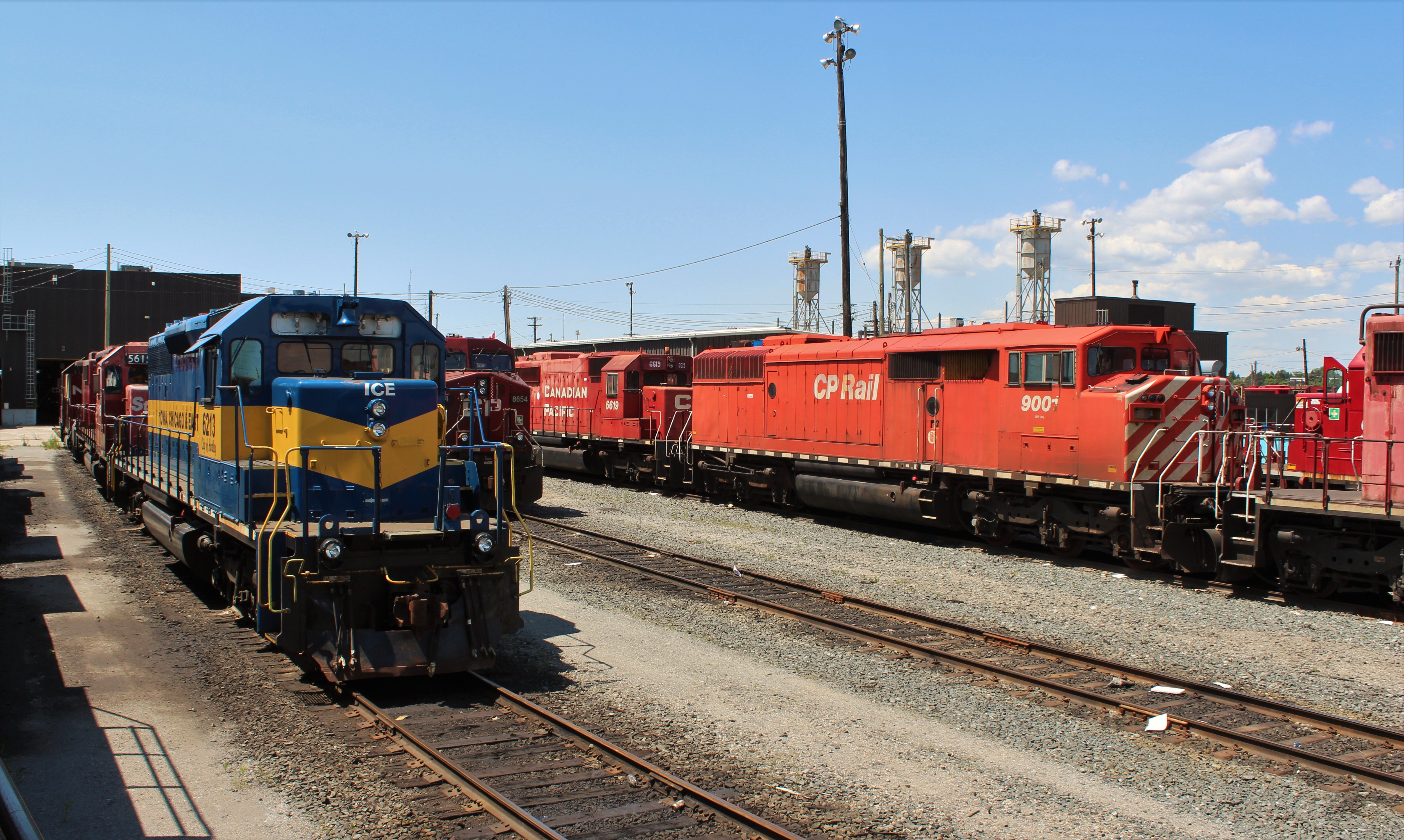 Railpictures.ca - Paul Santos Photo: Here At The East End Of The Shop 