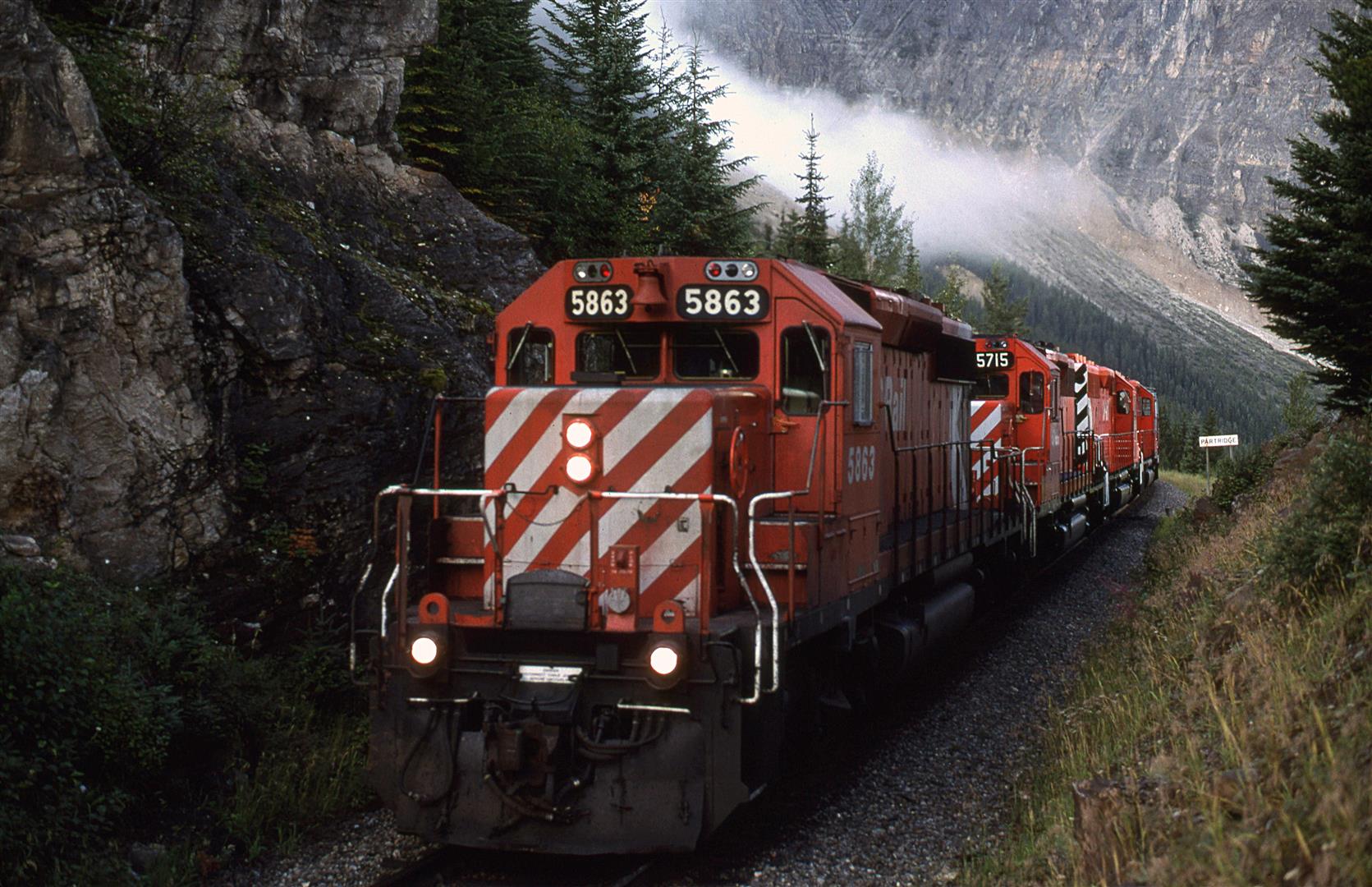 Railpictures.ca - Steve Young Photo: The Sun Is Up, But It Is Not ...