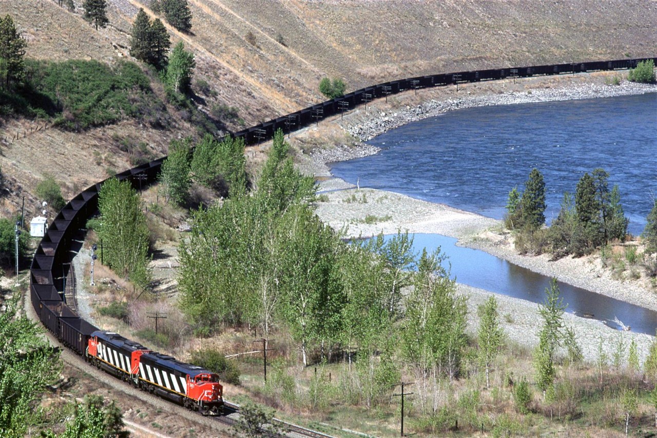 5451 and sister 5450, lead an empty coal train back to the coalfields around Hinton AB.