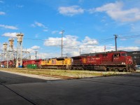 The days 241 headed to the US with AC4400 9752 leading a Union Pacific SD70Ace, CP ES44AC 9370 and CP SD30ECO 5043 (isolated-off line)