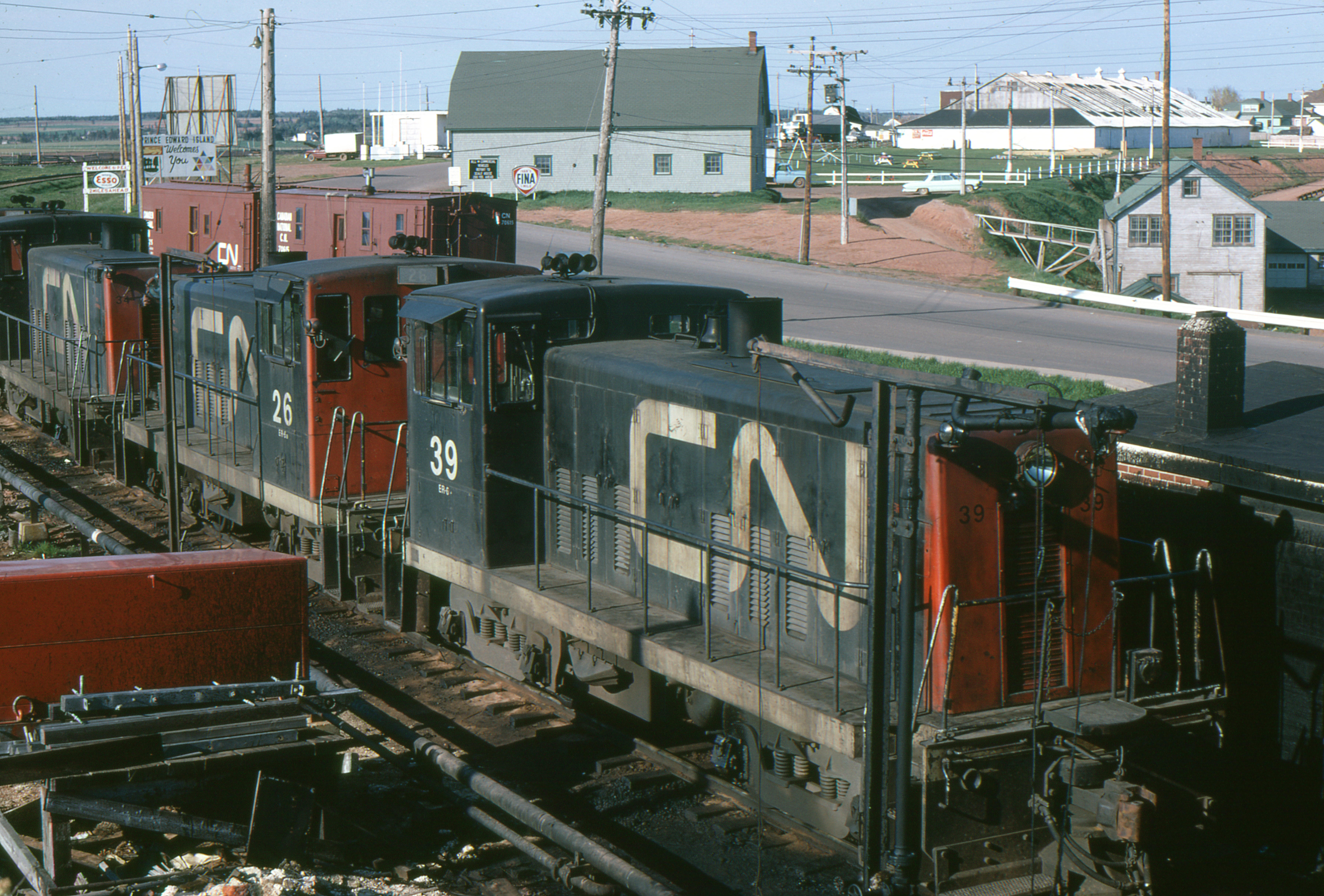 Railpictures Ca Doug Hately Photo Three Ge 70 Ton Units Are In Close Quarters At The Ferry