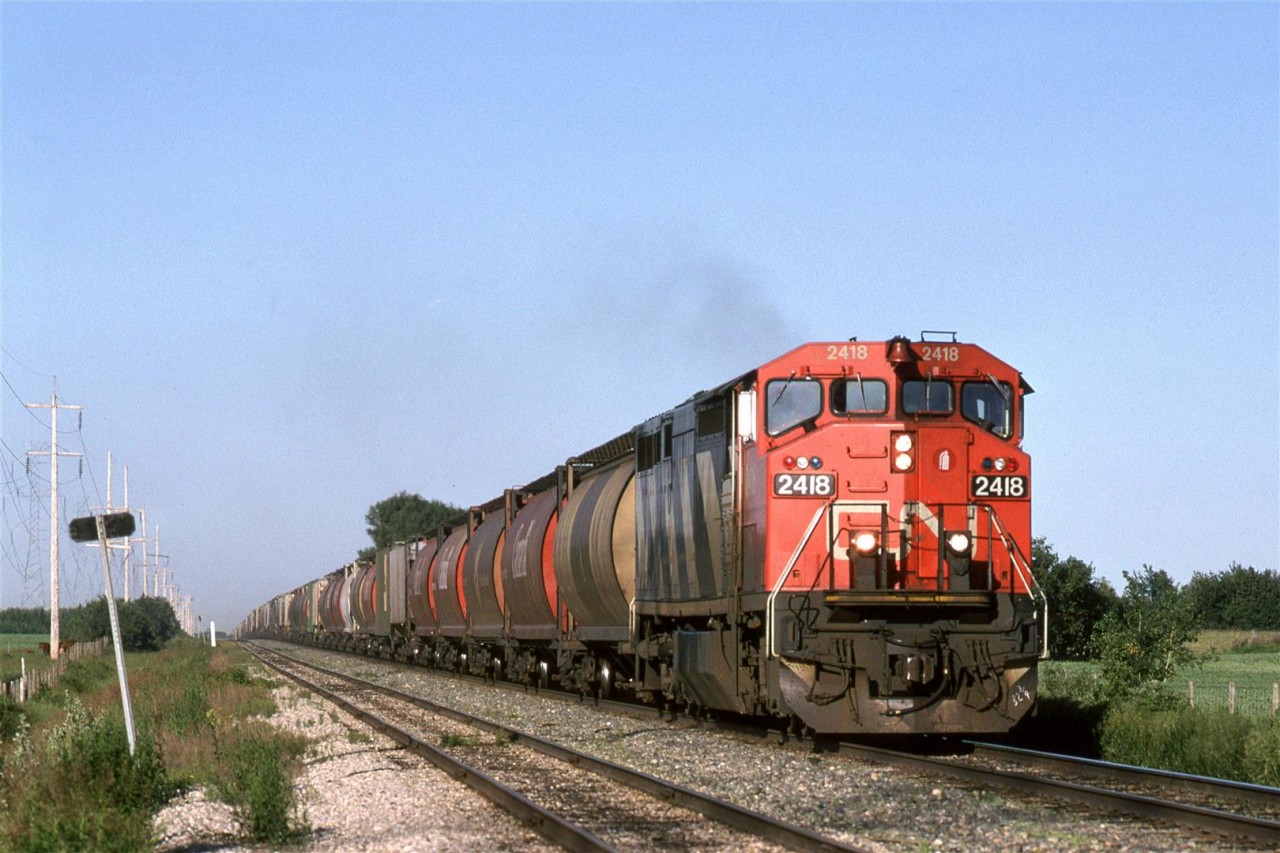 Now that I was getting used to the operations of CN in Edmonton, thanks to the acquisition of a 10 channel scanner, I started to venture off the Edson/Wainwrights Subs.
This is just a short distance up the Vegrevelle sub (an easy bike ride), CN usually ran several trains in the evening, and the tracks were aligned better with regard to long evening light, so I ventured up to catch a few trains.