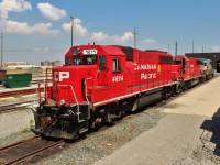 A trio of stored GP40/GP40-2's. The only GP40 in the bunch is 4614 with it's small beaver logo. It started life as Milwaukee Road #160 later re-numbered to 2033 and it kept that number under SOO LINE ownership as well. CP rebuilt,painted and renumbered it in 2000.