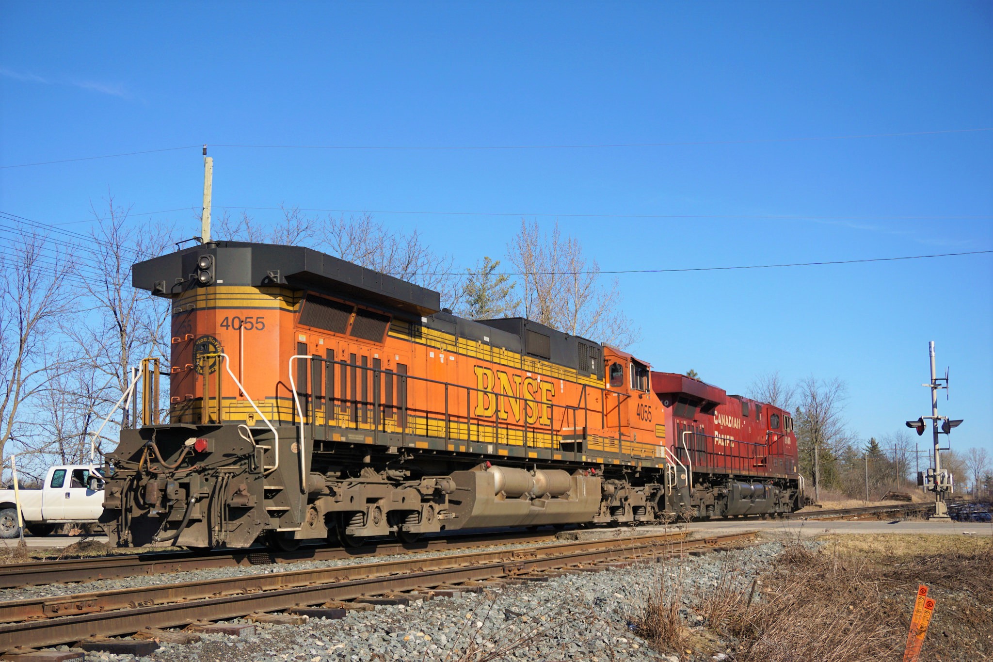 Railpictures Ca Brian Bui Photo A Lone CP Unit Leads BNSF 4055 Light