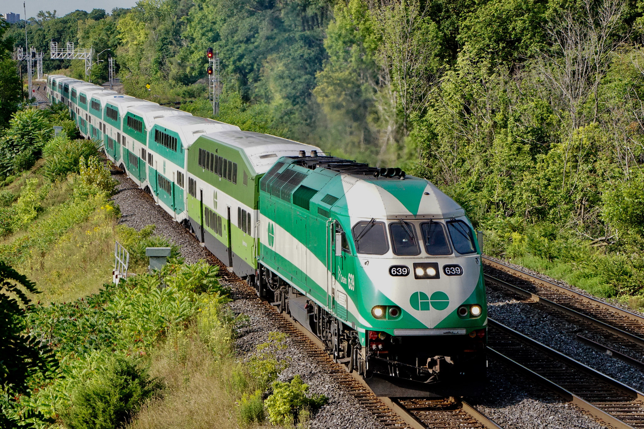 Railpictures.ca Brian Bui Photo On a sunny Saturday morning GO 639