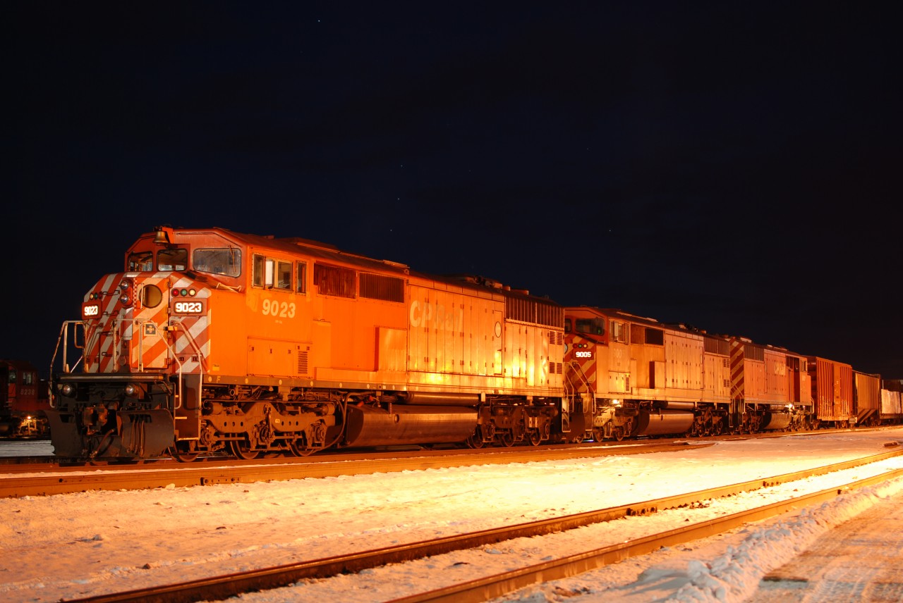 CP-XXX change crew at smith fall yard at 01:00 am very great shot