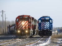 CP 6018 passes CEFX 6537 as the former backs CP 251 into Farnham Yard.