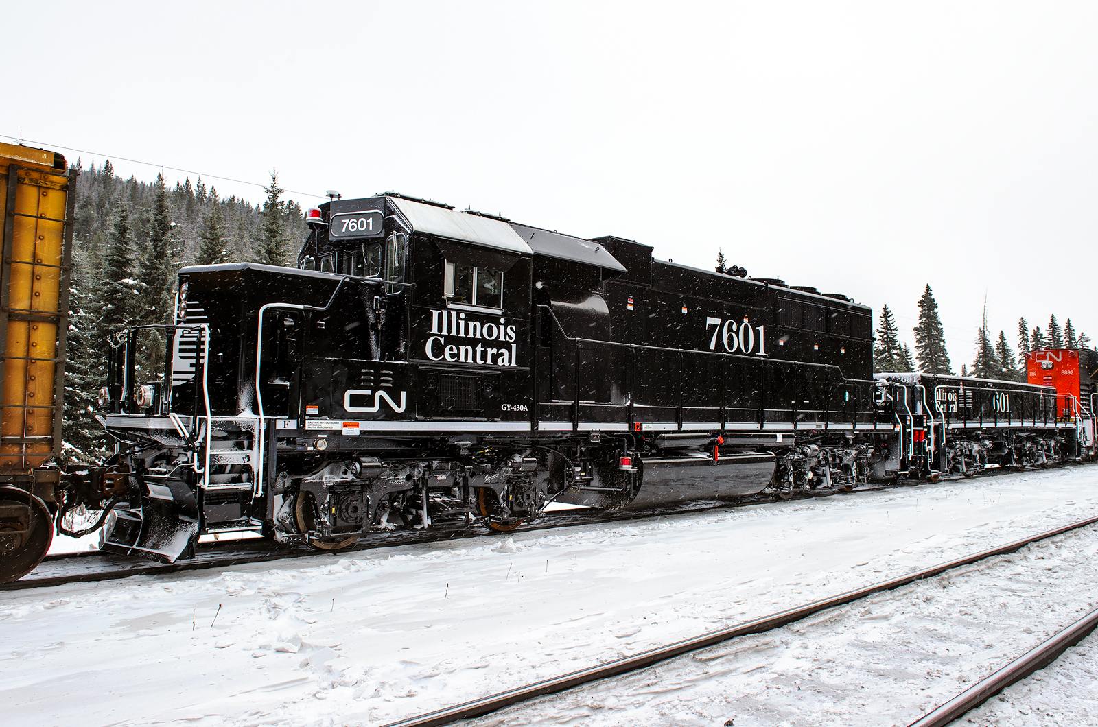 Railpictures.ca - Tim Stevens Photo: CN GP40-2 7601 and GP9 Slug 