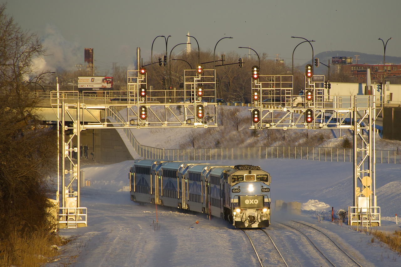 Some nice light bathes EXO 1207 as it passes under a pair of signal gantries half an hour before sunset with AMT 1340 and four multilevel coaches, on its way to Mascouche.