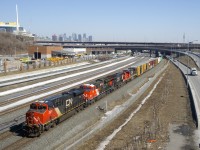 Four units are up front (CN 2976, military unit CN 3233, CN 3122 & CN 2030) as CN 305 approaches Turcot Ouest, where a new crew will get onboard and bring some of the power to Taschereau Yard so that CN 3122 can left there.