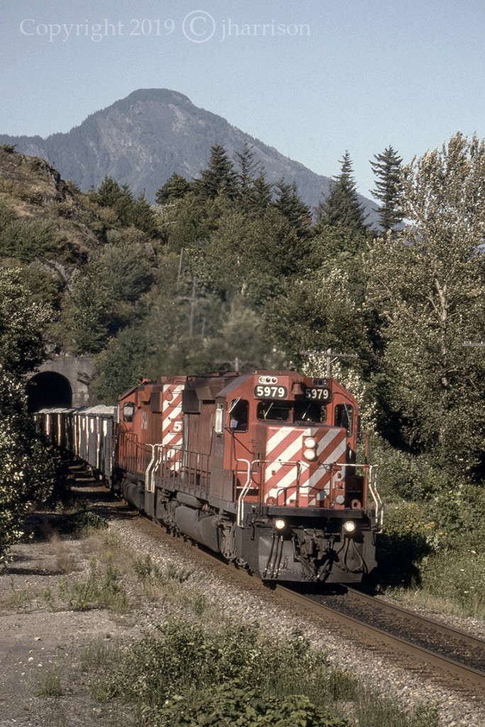 CP 5979 and 5931 are westbound at Katz on CPs Cascade Sub. The 5979 was wrecked / retired at MP 59.1 on the Nelson Sub on May 5, 1998. The 5931 was retired on January 14, 2020. Info courtesy: CPRDIESELROSTER.COM