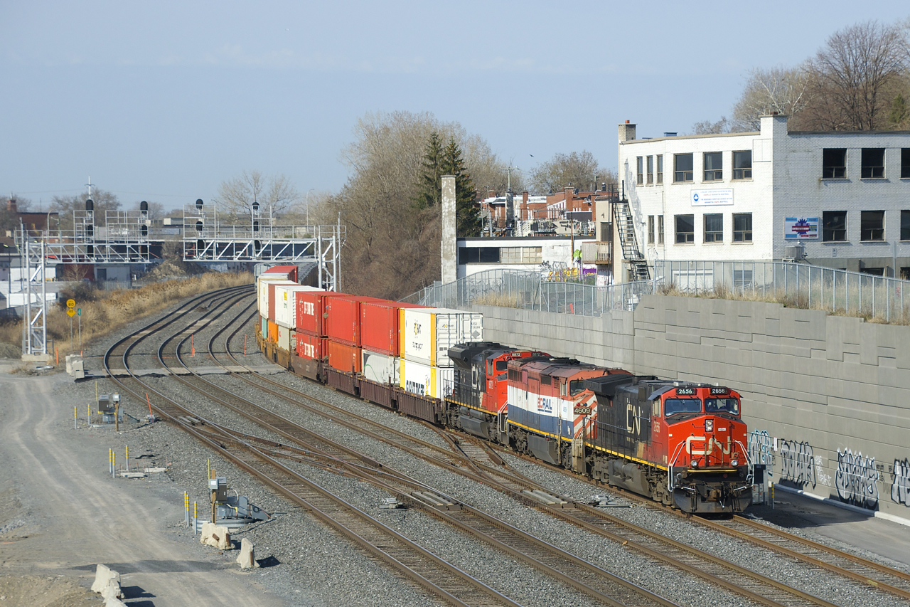 It looks like an intermodal train is rounding a curve, but it's actually grain train CN 878 with some intermodal traffic up front. After dropping off a small bit of grain cars on track 29, it will continue to the Port of Montreal. Power is CN 2656, BCOL 4609 & CN 8872.