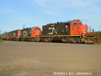 Working yellowline ashphalt products, the 1600 will also set off a couple cars of new rail for Crawford Rail Products on the curve right in front of me, one of the many customers in the Port Authority of Hamilton-Oshawa. I was driving through with a co-worker and of course found both evening jobs in Hamilton, what a nice set of motive power this was to find, would be the first time I've ever seen three of these in this scheme lashed together.