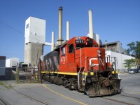 After lifting two empties, the Pointe St-Charles Switcher is dropping two loads at O-I Canada, a client that is only served about once a week.