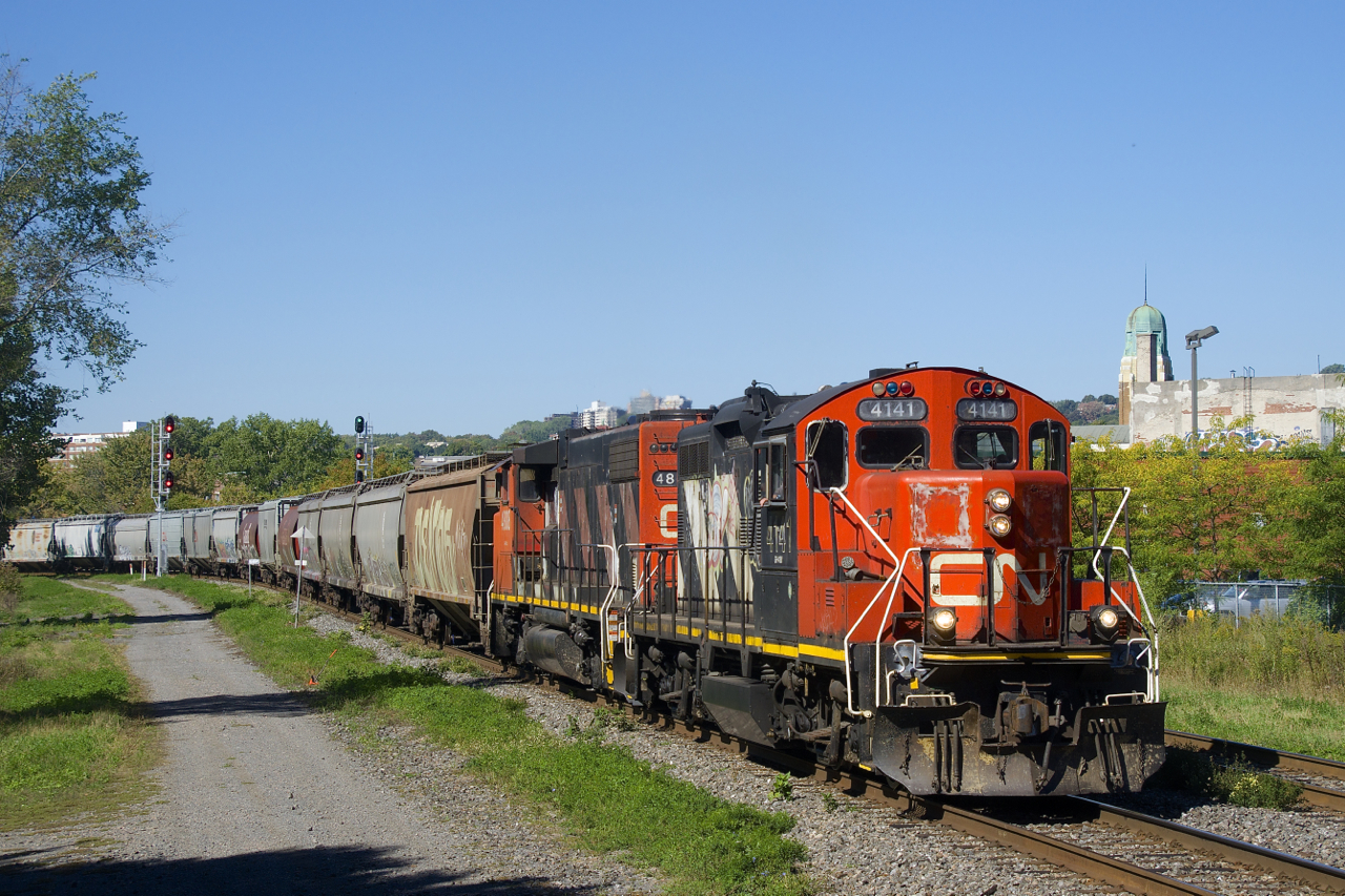 The Pointe St-Charles Swicher is heading back to its namesake yard with CN 4141, CN 4808 and grain cars picked up on track 29.