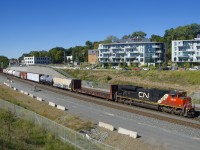 CN 306 is approaching Turcot Ouest after resolving a problem with the fourth car.