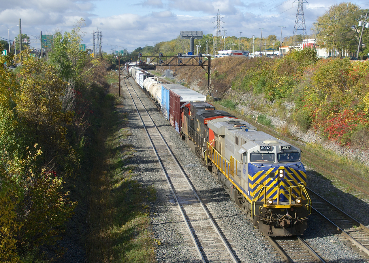 Still in Citirail paint, CN 3937 leads CN 324 out of Taschereau Yard, with CN 2971 trailing.