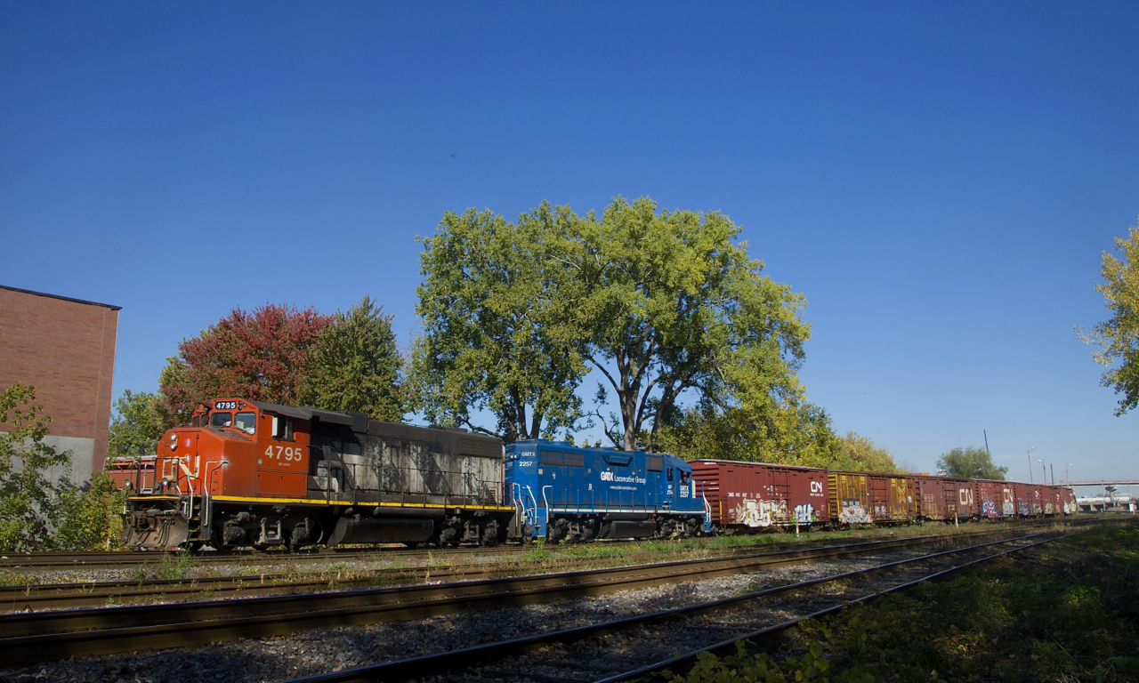 The Pointe St-Charles Switcher is shoving cars towards Ray-Mont Logistics, a busy client located right beside the Pointe St-Charles Yard.