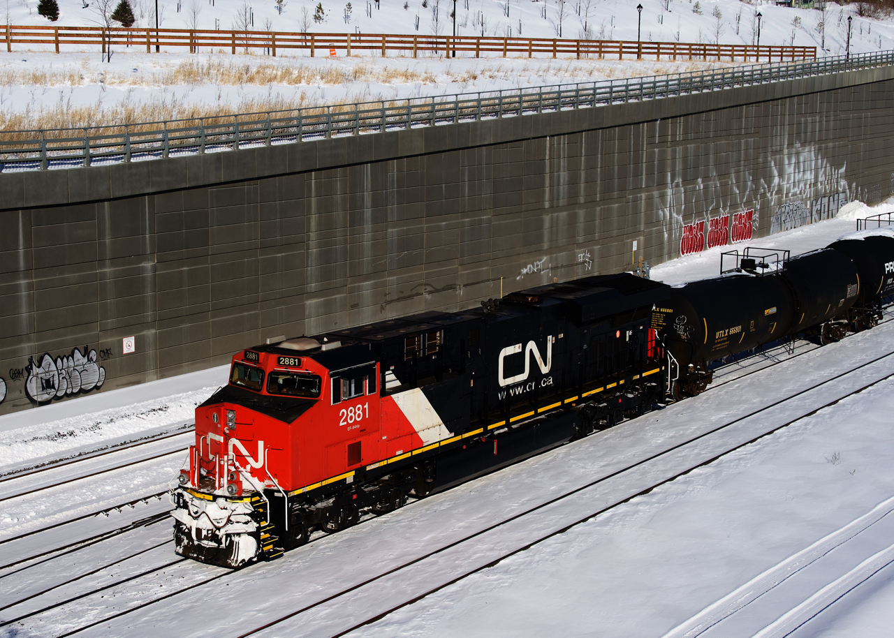 A repainted ES44AC leads CN 305 as it departs Turcot Ouest on a freezing afternoon. It was wrecked in Louisiana in June 2020.